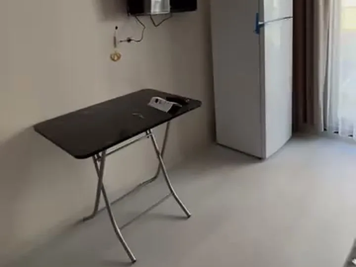 Döşenmiş dairede buzdolabı ve katlanır masa