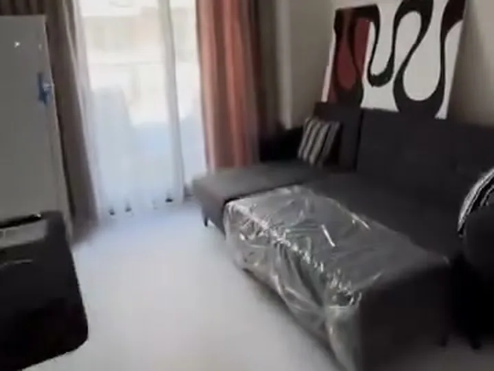 Komple döşenmiş dairenin salonu