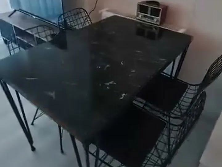 Siyah mermer desenli mutfak masası ve tel sandalye takımı