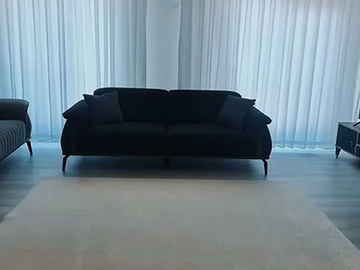 Lacivert koltuk takımı ve halı ile komple döşenmiş modern salon