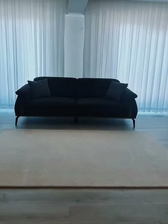 Tül perde önünde lacivert üçlü koltuk