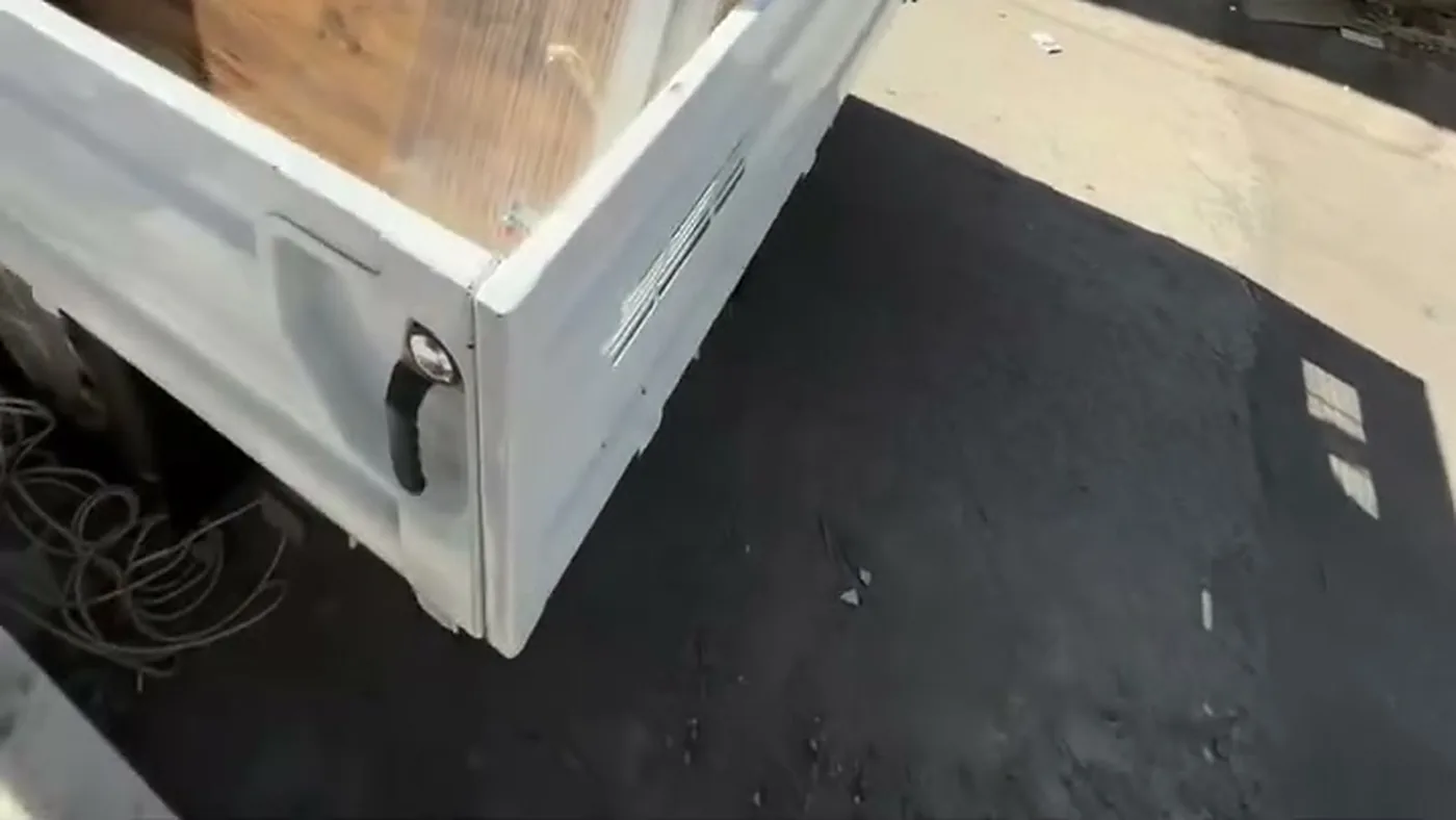 Sıfır ürün teslimatı için yüklenmiş kamyonet